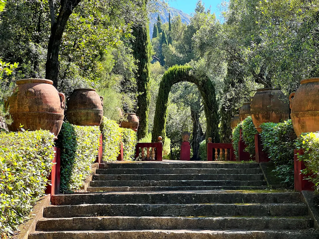 Le Colombières Pots on Stairway – Photo by David Laws
