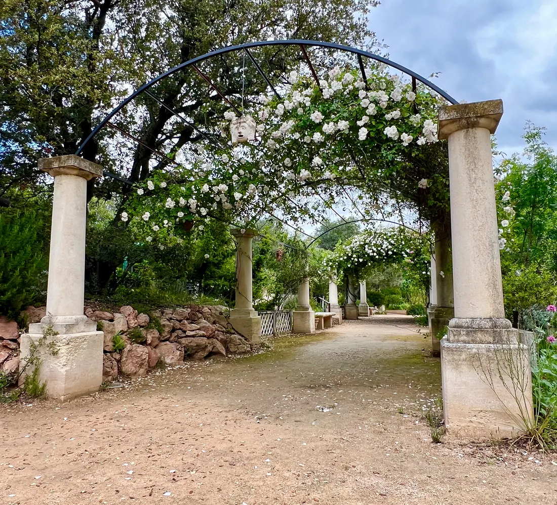Le Jardin Antique Mediterraneen Pergola – Photo by David Laws